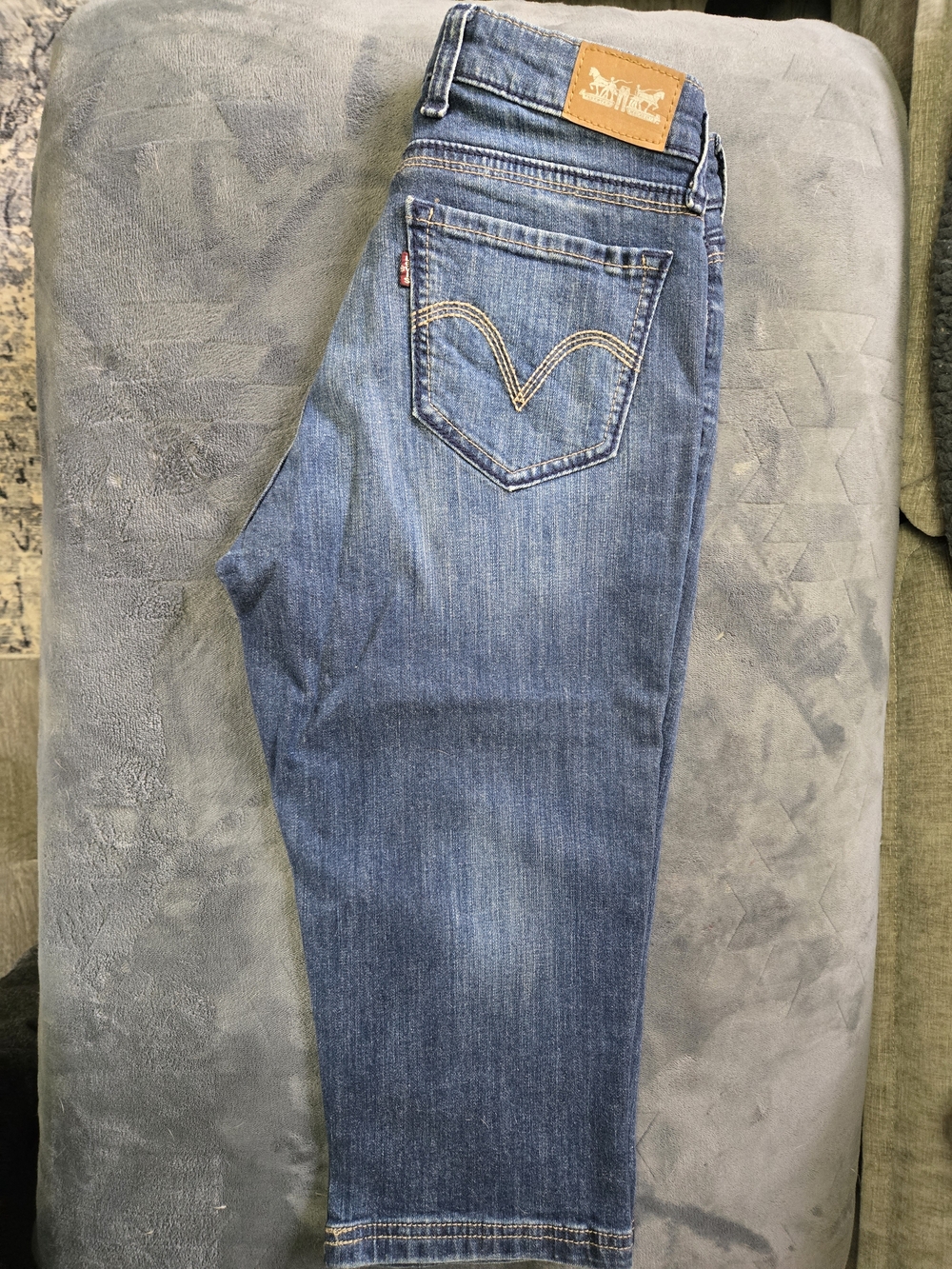 4 For $24 Levi's Classic Medium Blue Denim Crop Jeans Size 4 - Picture 2 of 4
